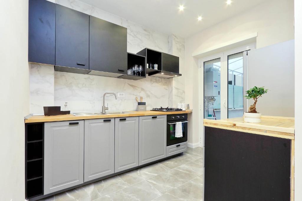 Fully equipped kitchen with marble splashback and gas hob